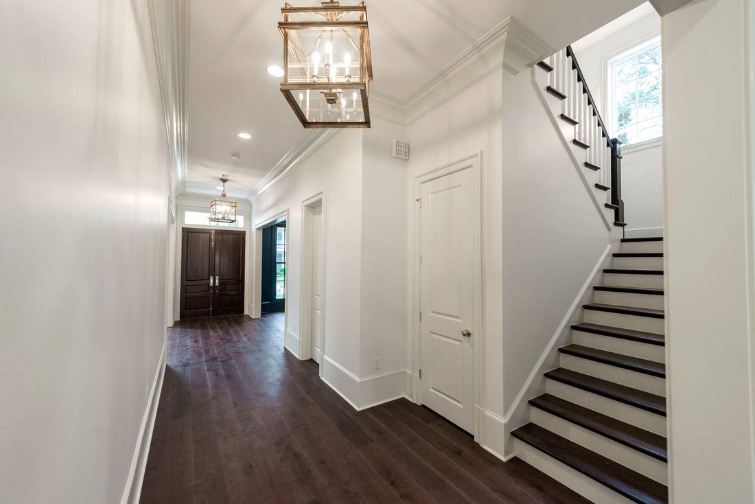 Dark hardwood with white spindle balusters