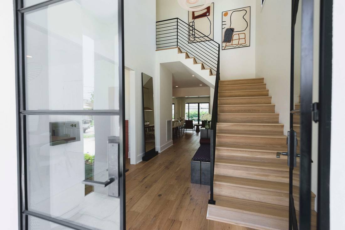Floating treads with horizontal metal rail
